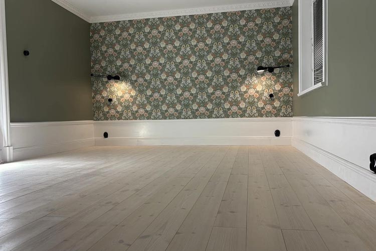 Renoverat trägolv i ljus träton med stilren och modern finish